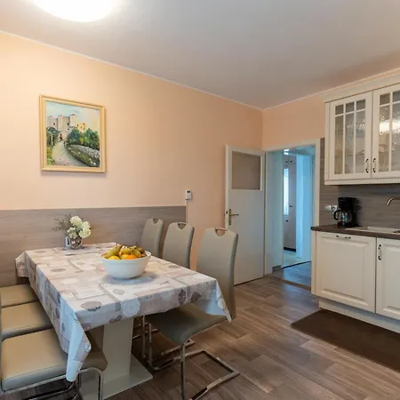 Cosy House - Base Apartment