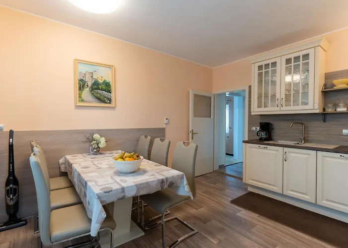 Cosy House - Base Apartment